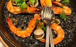 墨鱼汁海鲜饭配蚕豆，是经典创新还是混搭？