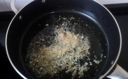 黑色海鲜饭搭配蒜蓉酱