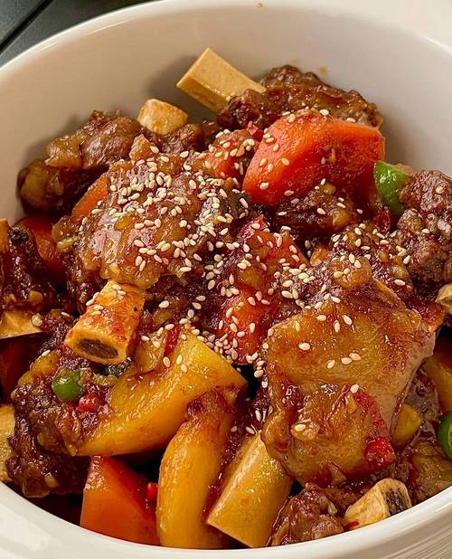 胡萝卜红烧排骨的做法大全家常-图1