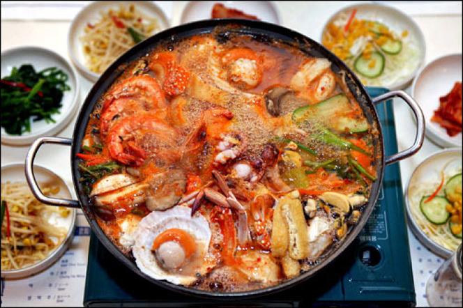 泡菜海鲜锅图片视频，做法步骤有哪些？-图1