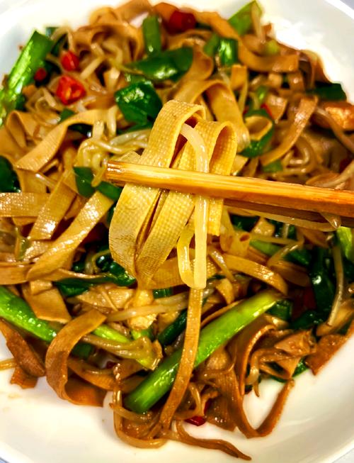 豆芽炒豆皮怎么做?家常做法全在这!-图1 豆芽炒豆皮怎么做?家常做法全在这!-图1