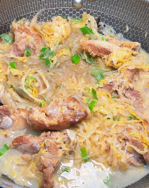 家常酸菜粉条怎么做才正宗好吃？-图1
