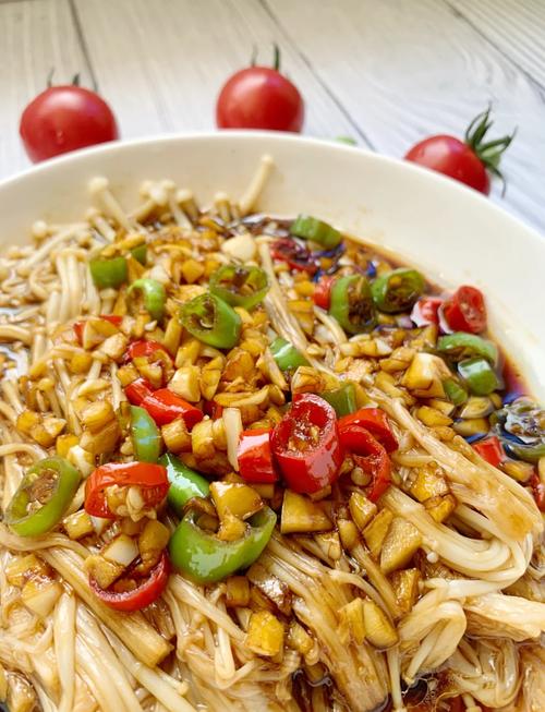 凉拌金针菇做法多，哪种最家常？-图1