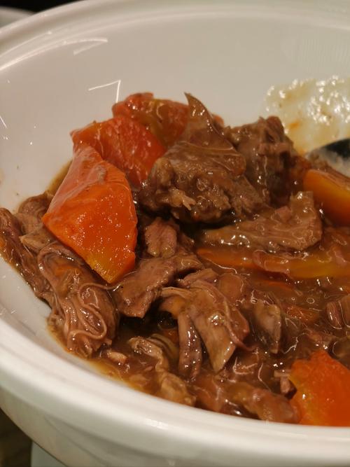 红萝卜炖牛肉怎样炖软烂入味？-图1