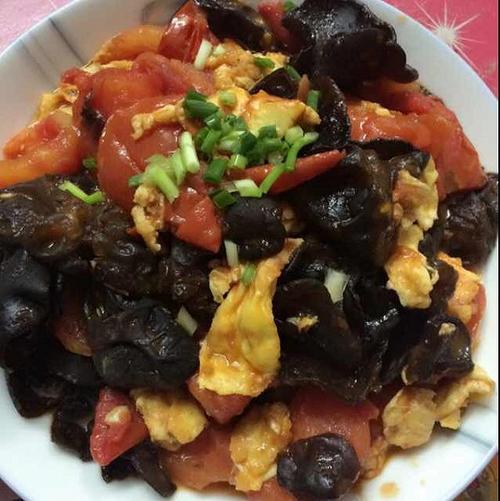西红柿炒海鲜菇木耳鸡蛋怎么做？-图2