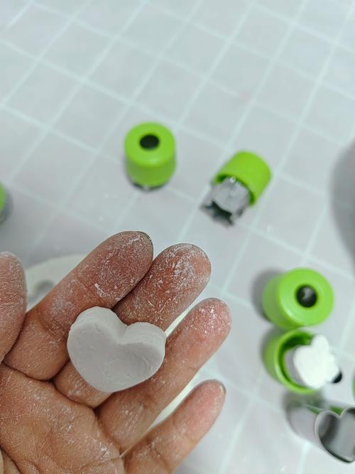 宝宝玩模具造型和面，安全吗？-图2