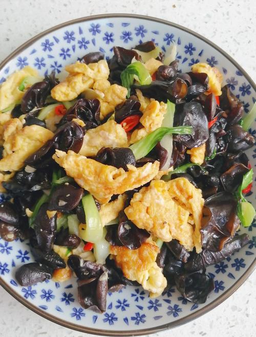 木耳炒鸡蛋怎么做才好吃?家常做法有哪些?-图2 木耳炒鸡蛋怎么做才好吃?家常做法有哪些?-图2