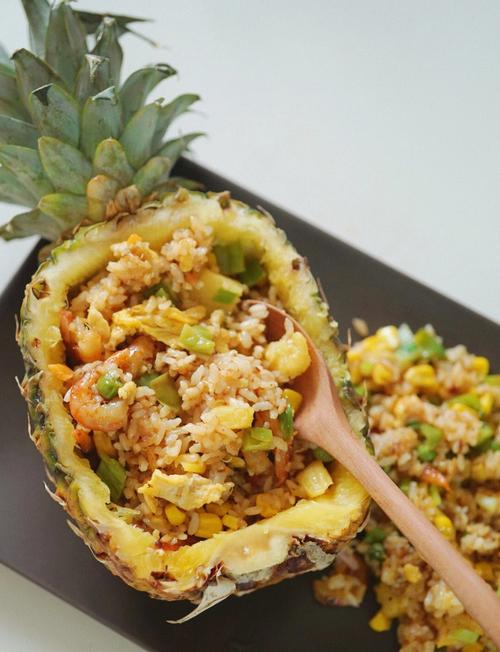 泰国菠萝海鲜炒饭怎么做？-图1