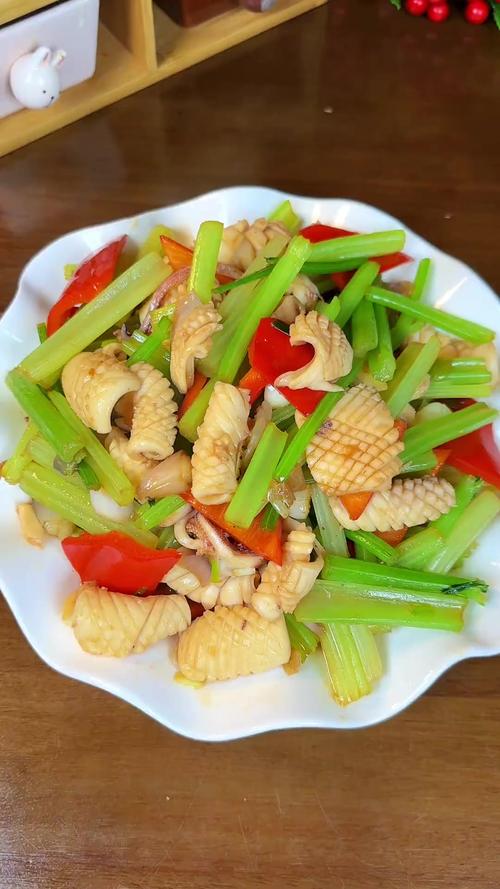 芹菜炒鱿鱼，家常做法有何小窍门？-图1