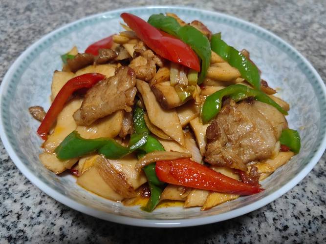 海鲜菇杏鲍菇番茄瘦肉炒，这样做更鲜嫩？-图1