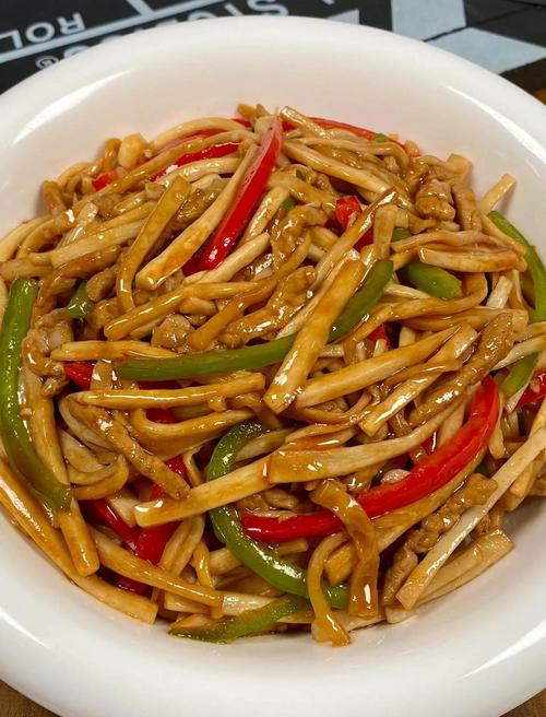 海鲜菇杏鲍菇番茄瘦肉炒，这样做更鲜嫩？-图2