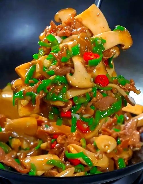 海鲜菇杏鲍菇番茄瘦肉炒，这样做更鲜嫩？-图3