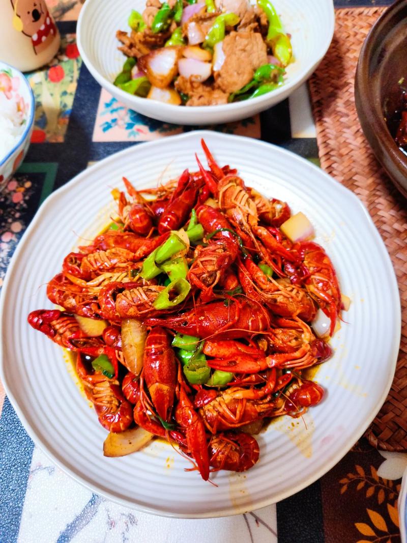 家常洋葱小龙虾怎么做？做法大全家常版？-图1