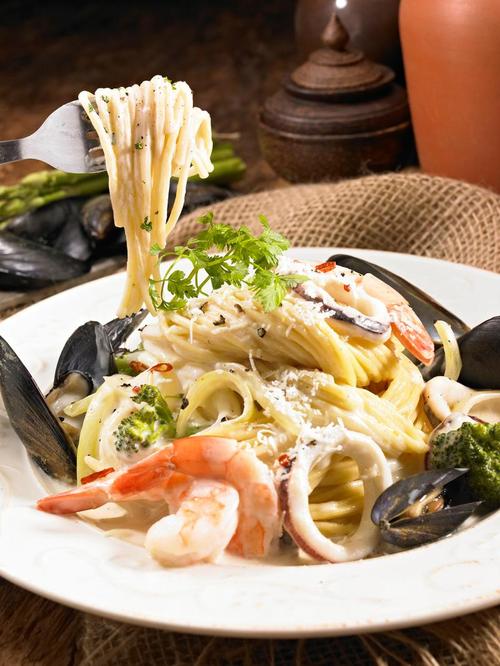 奶油海鲜意面做法视频，海鲜怎么处理才不腥？-图1