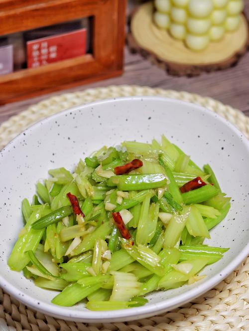 素炒小芹菜的做法大全家常-图1 素炒小芹菜的做法大全家常-图1