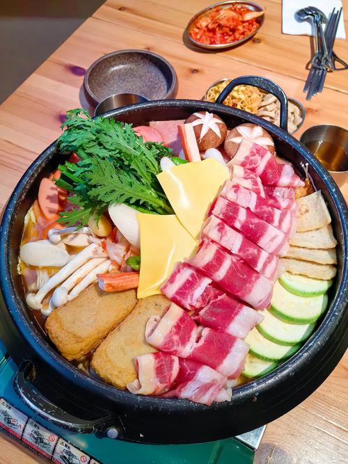 韩国海鲜部队锅做法视频，家常怎么做？-图1