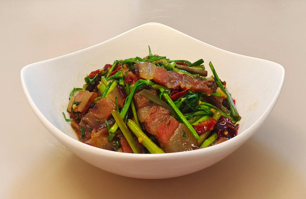 芹菜炒腊肉怎么做才下饭?-图1 芹菜炒腊肉怎么做才下饭?-图1