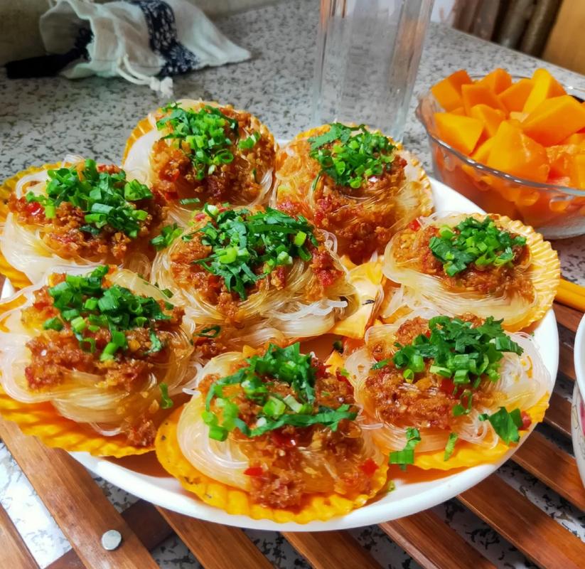 蒜蓉粉丝蒸扇贝的家常做法-图1