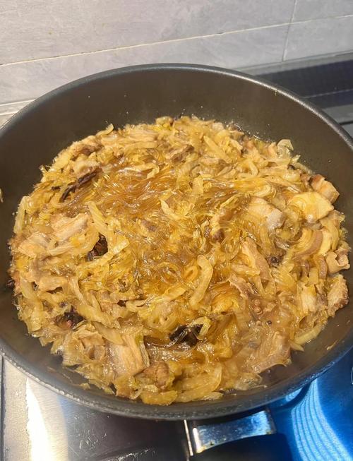 东北酸菜炖粉条的家常做法-图1