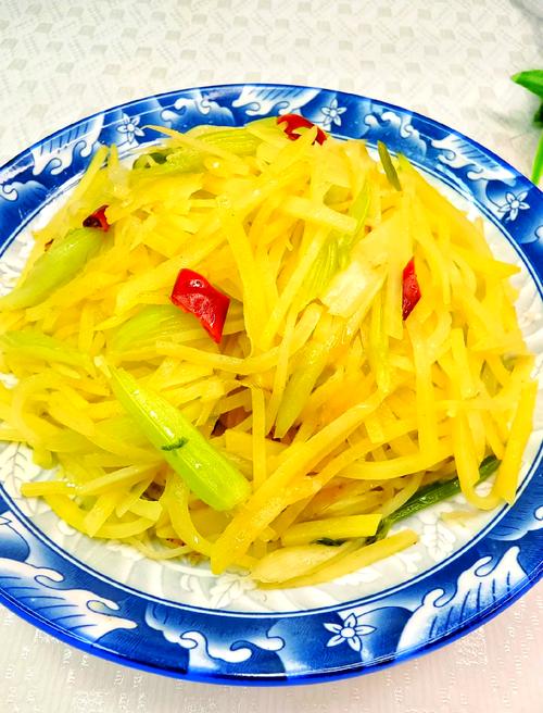 土豆炒芹菜怎么做最下饭？-图2