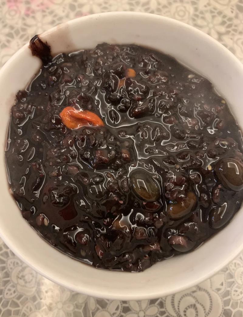 孕妇喝黑米粥会让宝宝皮肤变黑吗?-图1 孕妇喝黑米粥会让宝宝皮肤变黑吗?-图1