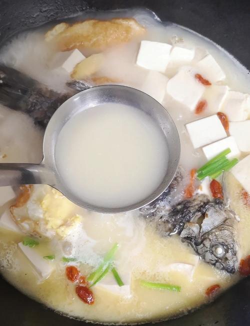 1岁多宝宝鲫鱼汤怎么做更营养？-图3