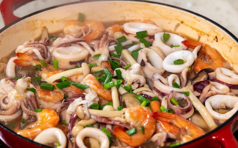 海鲜杂菌煲怎么做？-图2