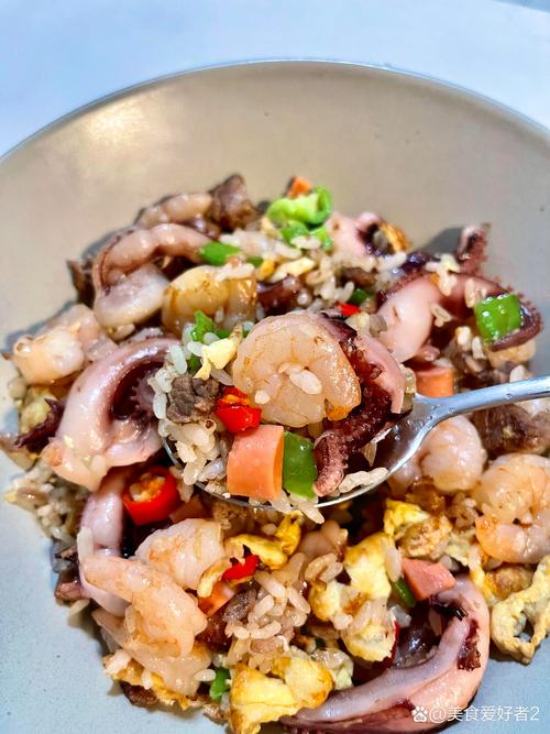 秘制海鲜炒饭怎么做才够鲜香入味？-图3