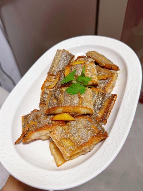 家常煎带鱼怎么做才酥香不腥？-图2