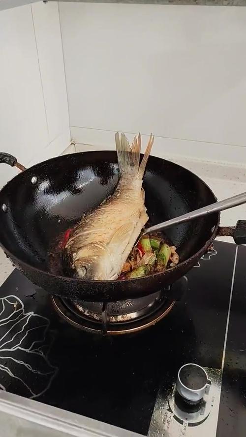 家常炖鲤鱼图片全家?做法步骤有哪些?-图3 家常炖鲤鱼图片全家?做法步骤有哪些?-图3