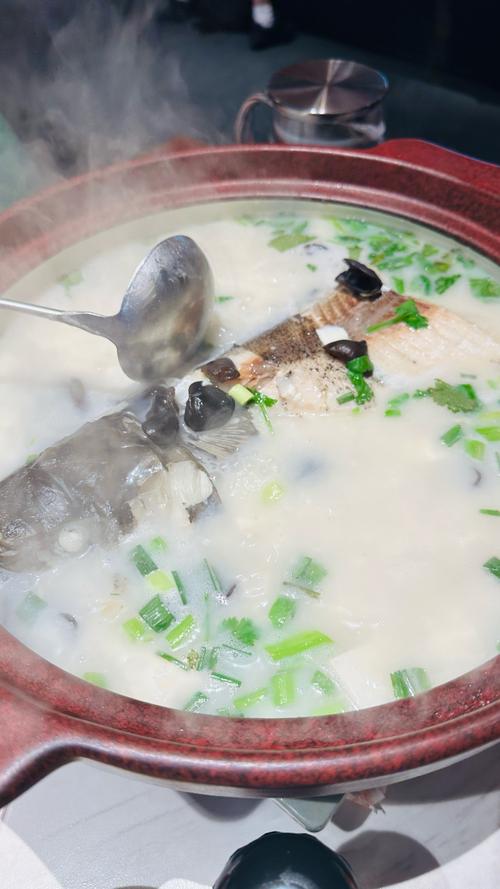 鱼头配什么海鲜炖最鲜？-图1