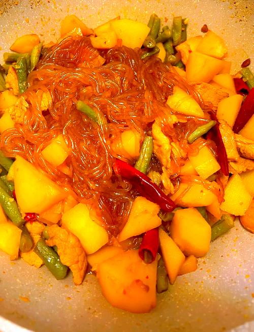 土豆粉条炖肉怎么做才好吃？-图2