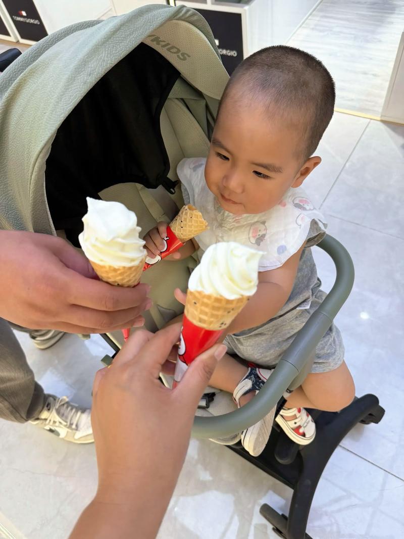 宝宝吃冰激凌图片大全-图2