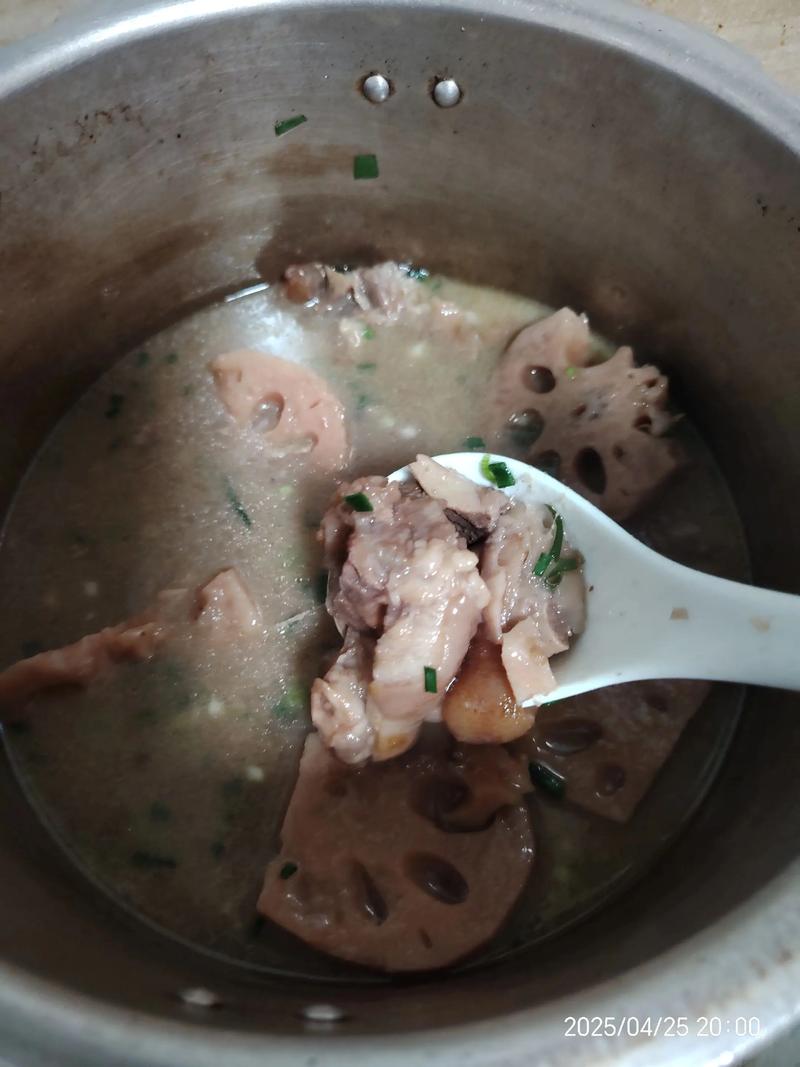 猪蹄煮藕的做法大全家常-图2 猪蹄煮藕的做法大全家常-图2