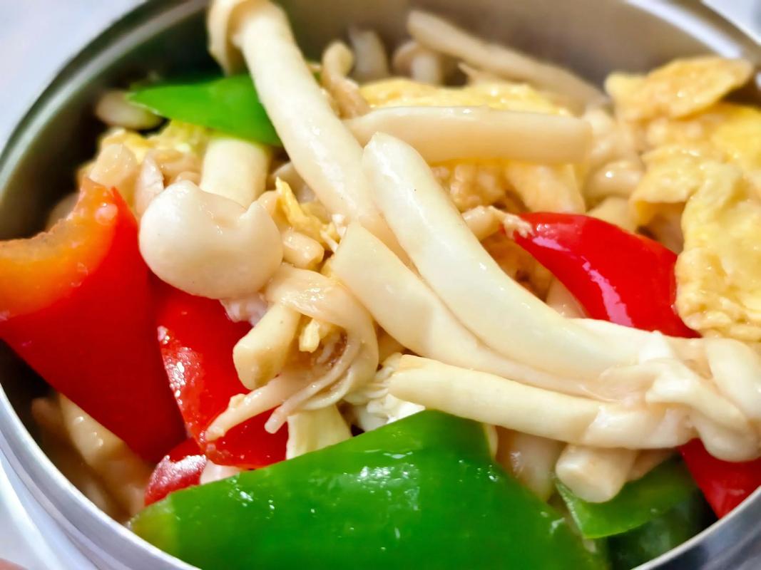 西红柿海鲜菇黄瓜炒肉,鲜味如何融合?-图3 西红柿海鲜菇黄瓜炒肉,鲜味如何融合?-图3