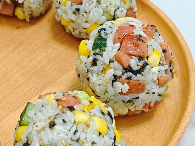 海苔宝宝 饭团的做法-图3 海苔宝宝 饭团的做法-图3