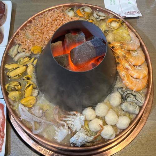 泡菜海鲜锅火锅的做法-图1