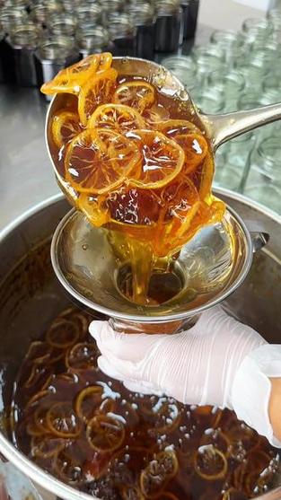 冰糖雪梨柠檬膏能和海鲜一起吃吗？-图1