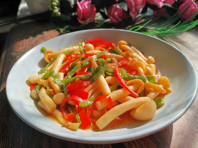 海鲜菇青椒西红柿，三鲜搭配炒出啥味？-图1