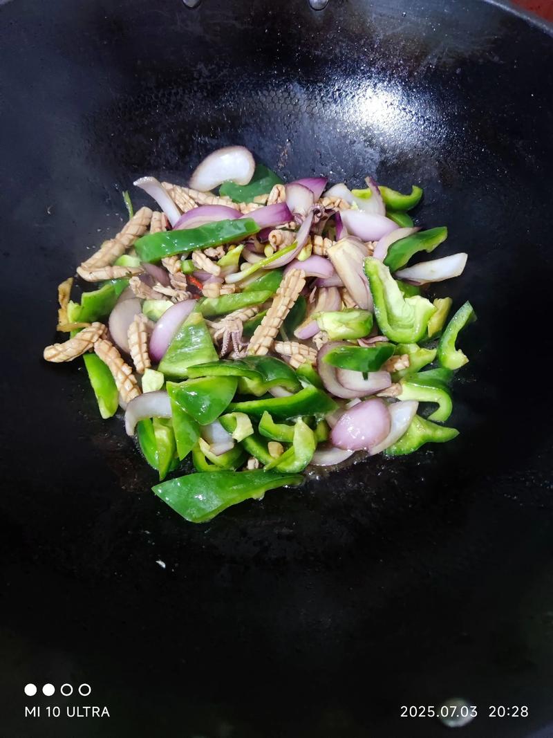 洋葱青椒可以炒海鲜吗-图1