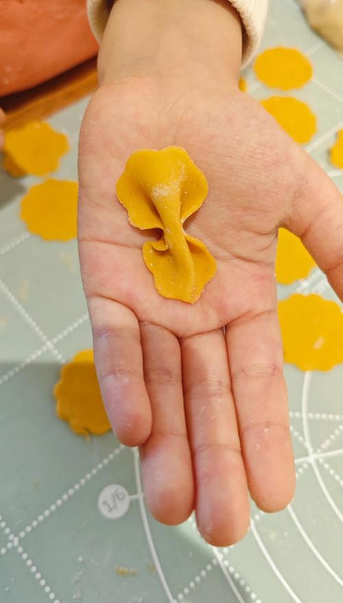 宝宝蝴蝶面皮手工怎么做好吃又安全？-图1