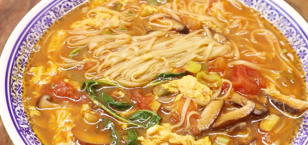 宝宝辅食，西红柿香菇鸡蛋面怎么做？-图2