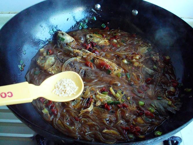 鲫鱼粉条家常做法有哪些？-图2