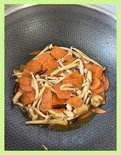 海鲜菇杏鲍菇炒胡萝卜怎么炒更入味?-图1 海鲜菇杏鲍菇炒胡萝卜怎么炒更入味?-图1