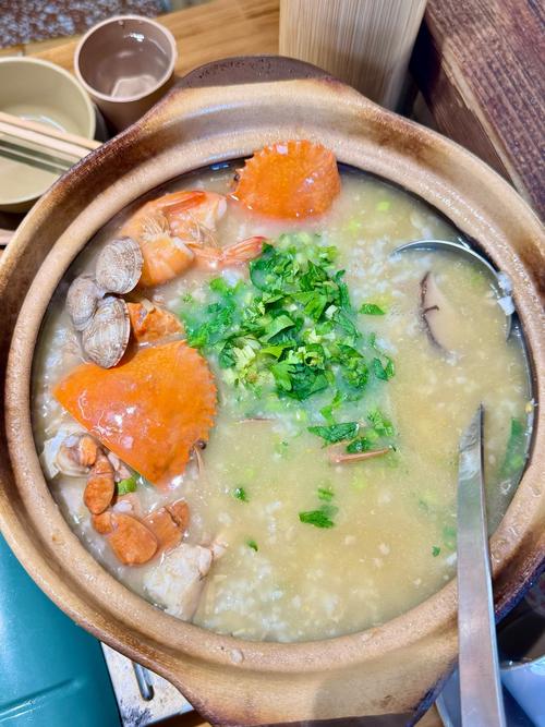 一锅两煮？粥蒸海鲜怎么做到的？-图1