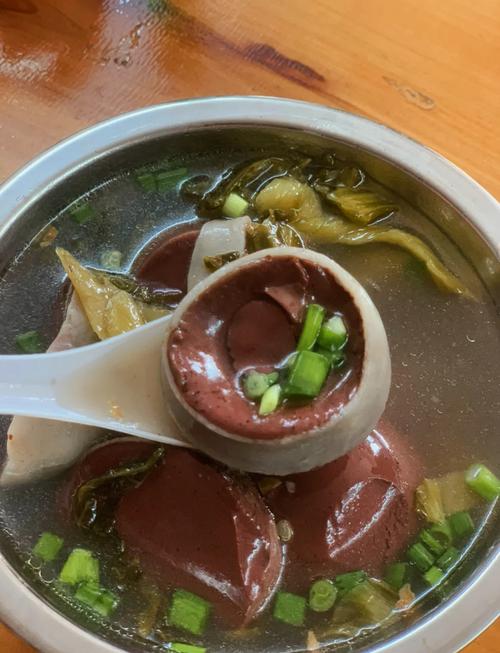 猪血肥肠怎么做才家常入味？-图2