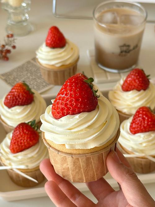 宝宝草莓蛋糕烤箱做法,新手也能轻松学吗?-图1 宝宝草莓蛋糕烤箱做法,新手也能轻松学吗?-图1