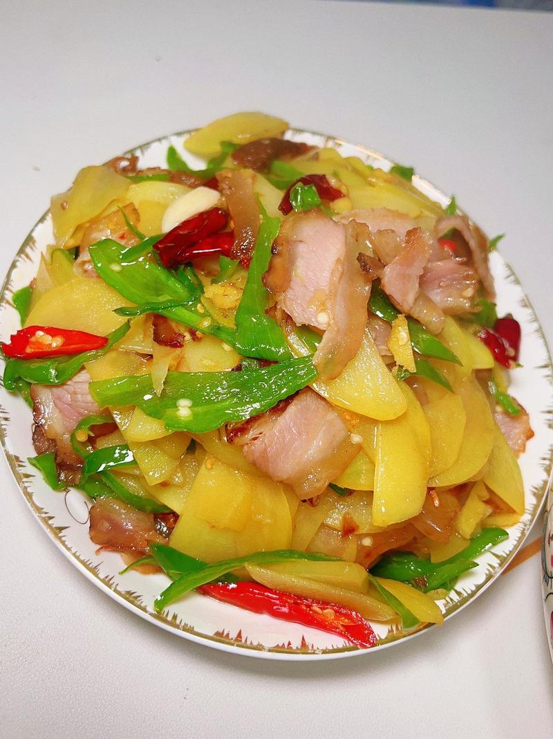 腊肉炒土豆怎么做才够味？-图2