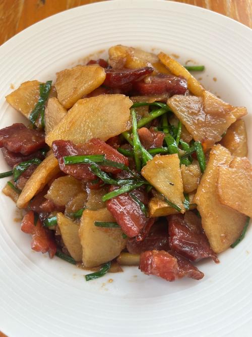 腊肉炒土豆怎么做才够味？-图1