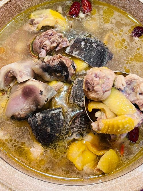 乌骨鸡煲汤搭配什么海鲜鲜？-图1